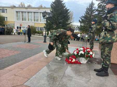 Замечательное начало дня ознаменовало событием для постовцев и учащихся Октябрьского района , возложением цветов и капсулы огня у Стелы 